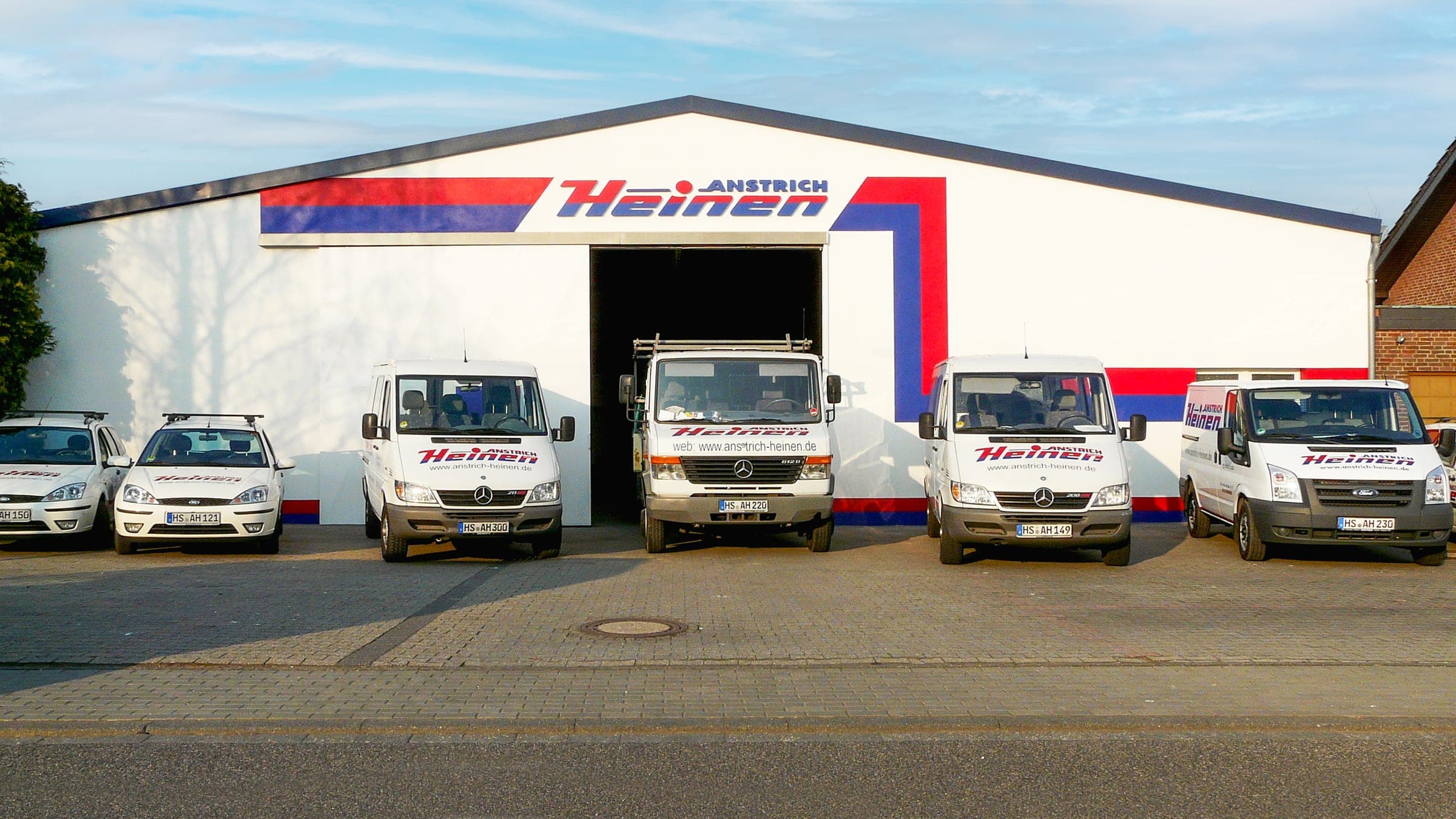 Das Team von Anstrich Heinen vor der Werkstatt in Heinsberg